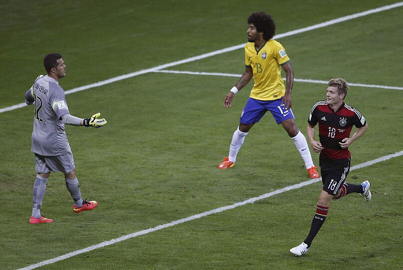 WM, 2014: Halbfinale gegen Brasilien 7:1 - Belo Horizonte. 8. Juli 2014. Dieses Spiel wird immer in den Fußball-Geschichtsbüchern stehen. Deutschland demütigt Brasilien mit vier Toren in sechs Minuten. Am Ende steht ein unfassbares 7:1. Perfekt ist der WM-Triumph fünf Tage später im legendären Maracana.