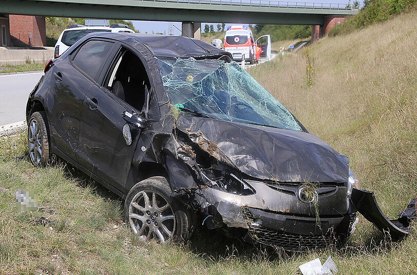 Das Auto ist von der Straße abgekommen und hat sich anschließend mehrmals überschlagen. Die Bilder des Unfalls.