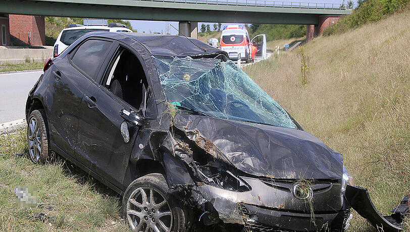 Das Auto ist von der Straße abgekommen und hat sich anschließend mehrmals überschlagen. Die Bilder des Unfalls. Das Auto ist von der Straße abgekommen und hat sich anschließend mehrmals überschlagen. Die Bilder des Unfalls.