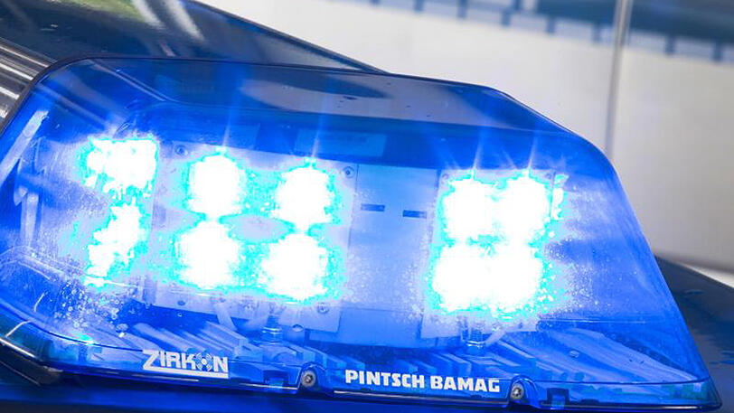 Die Polizei sucht nach einem Flüchtigen, der auf der A92 einen Unfall verursachte.