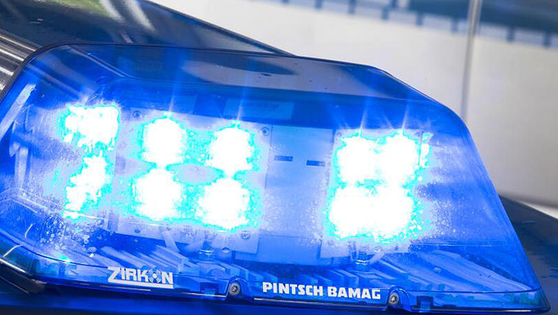Die Polizei sucht nach einem Flüchtigen, der auf der A92 einen Unfall verursachte. Die Polizei sucht nach einem Flüchtigen, der auf der A92 einen Unfall verursachte.