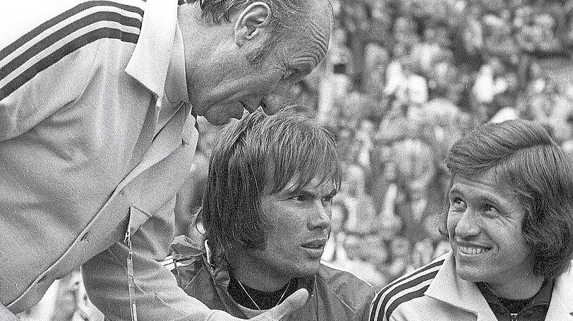 WM-Finale 1974 in München: Bundestrainer Helmut Schön (l.) im Gespräch mit Jupp Heynckes (r.) , in der Mitte Torhüter Norbert Nigbur. Stürmer Heynckes blieb 90 Minuten auf der Bank.