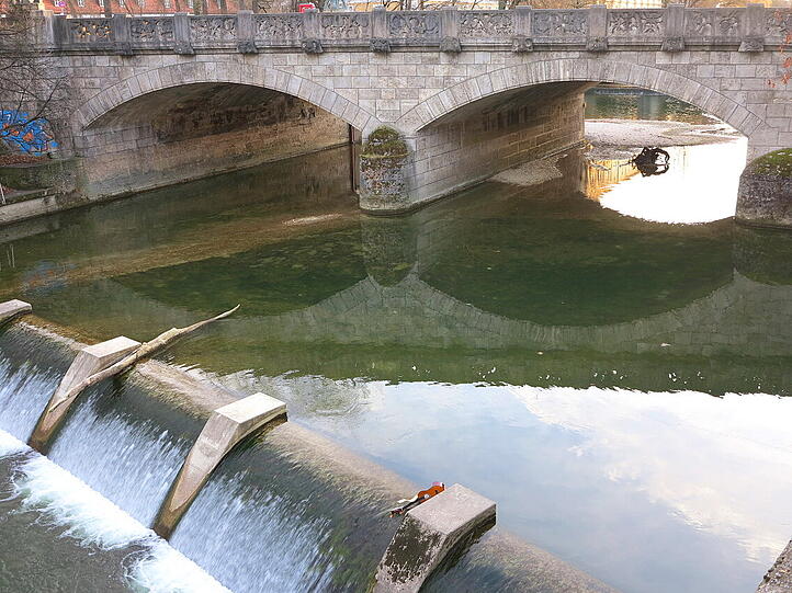 An der Maximiliansbrücke treibt am Mittwoch eine Gitarre in der Isar.