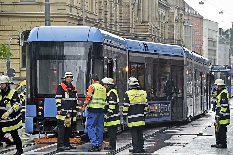 Die Bahn musste mit einem Kran der Feuerwehr angehoben und ins Gleis zurück gehievt werden.