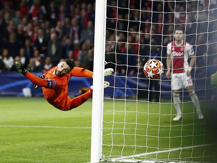 Tottenham-Keeper Hugo Lloris (l) kann das 2:0 von Ajax nicht verhindern.