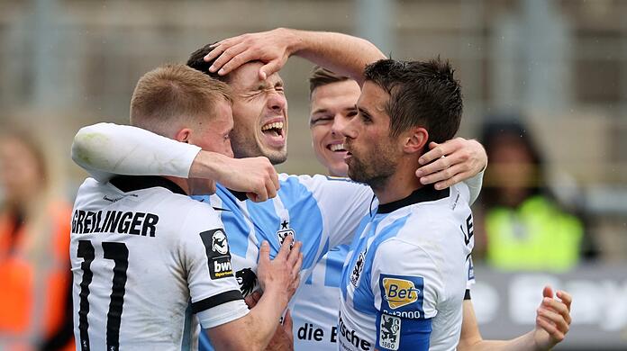 So sieht der Führende der Torjägerliste aus: Marcel Bär (2.v.l.) bejubelt seinen Treffer zum 2:0 gegen Havelse.
