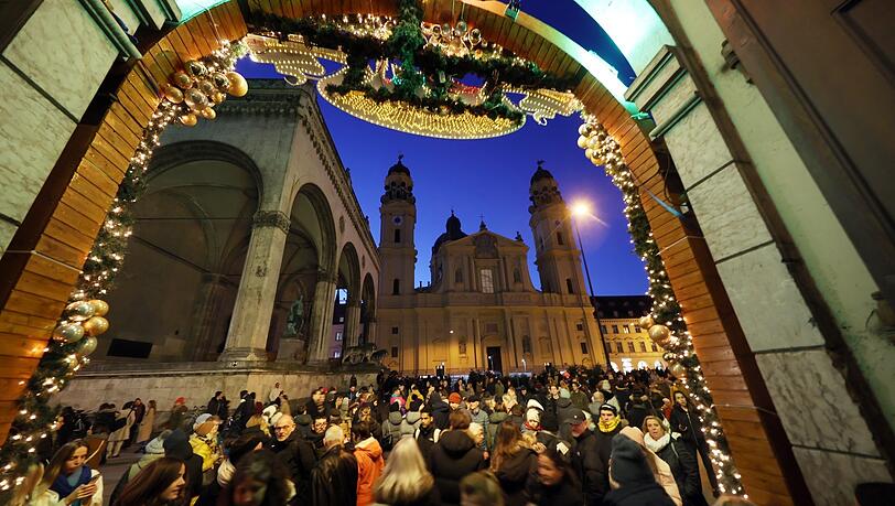 Vor der Residenz tummeln sich die Menschen. Klar, sie haben ja auch zwei Jahre auf Christkindlmärkte warten müssen.