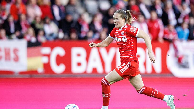 Sydney Lohmann vom FC Bayern München spielt den Ball.