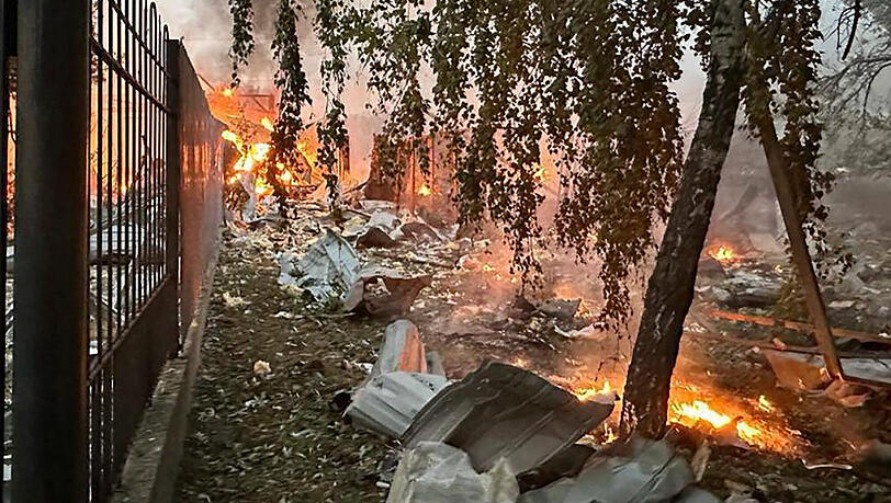 Auf diesem vom Pressedienst des Kiewer Rathauses über AP zur Verfügung gestellten Foto ist ein Feuer nach einem mutmaßlich russischen Raketenangriff in Kiew zu sehen.