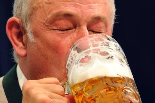 Augen zu und durch? Becksteins Aussage, nach zwei Maß könne man noch Auto fahren schlägt gewaltige Wellen und könnte sich zu einem größen Schaden bei der Landtagswahl auswachsen.