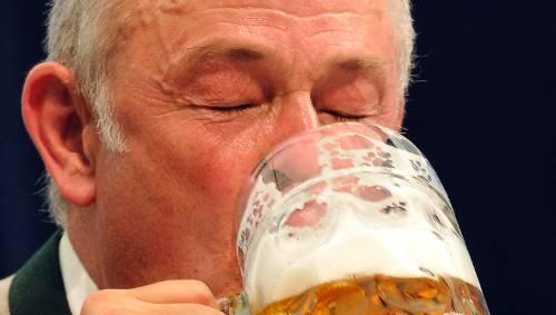 Augen zu und durch? Becksteins Aussage, nach zwei Maß könne man noch Auto fahren schlägt gewaltige Wellen und könnte sich zu einem größen Schaden bei der Landtagswahl auswachsen. Augen zu und durch? Becksteins Aussage, nach zwei Maß könne man noch Auto fahren schlägt gewaltige Wellen und könnte sich zu einem größen Schaden bei der Landtagswahl auswachsen.