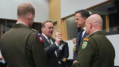 Am Rande eines Treffens der sogenannten Ukraine-Kontaktgruppe in Brüssel kündigte Pistorius einen neuen Anlauf für die internationale Verstärkung und Aufrechterhaltung der ukrainischen Flugabwehr an.