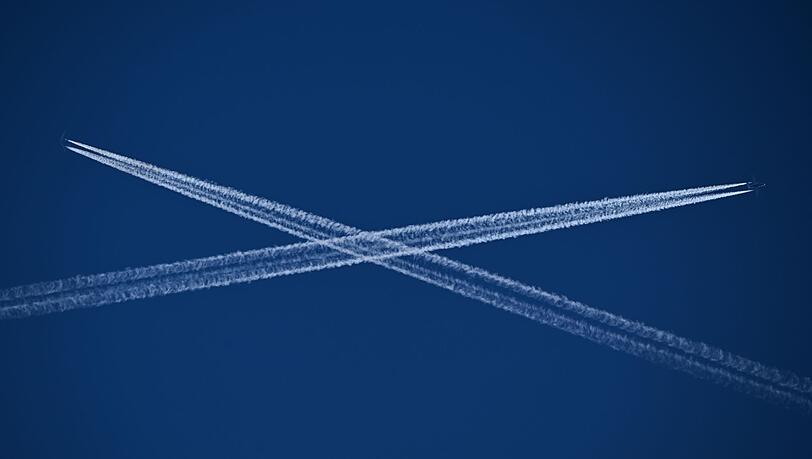Kondensstreifen können Schleierwolken erzeugen, die zur Erderwärmung beitragen. (Symbolbild) Kondensstreifen können Schleierwolken erzeugen, die zur Erderwärmung beitragen. (Symbolbild)