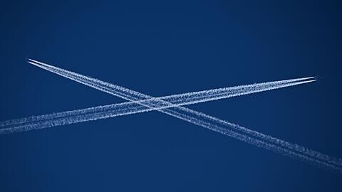 Kondensstreifen k&ouml;nnen Schleierwolken erzeugen, die zur Erderw&auml;rmung beitragen. (Symbolbild)