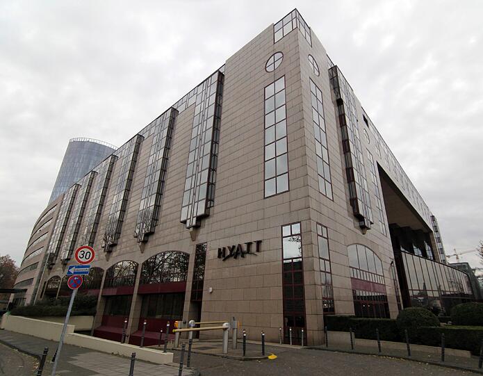 Mit aufgeschnittenen Pulsadern war Rafati am Samstag unmittelbar vor der Partie im Kölner Hyatt-Hotel in der Badewanne seines Zimmers aufgefunden worden.