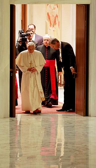 Die ersten Bilder nach der Rücktrittserklärung: Papst Benedikt XVI. (l.) kommt am Mittwoch (13.02.13) in die Audienzhalle Paolo VI im Vatikan zu seiner voraussichtlich letzten Generalaudienz.