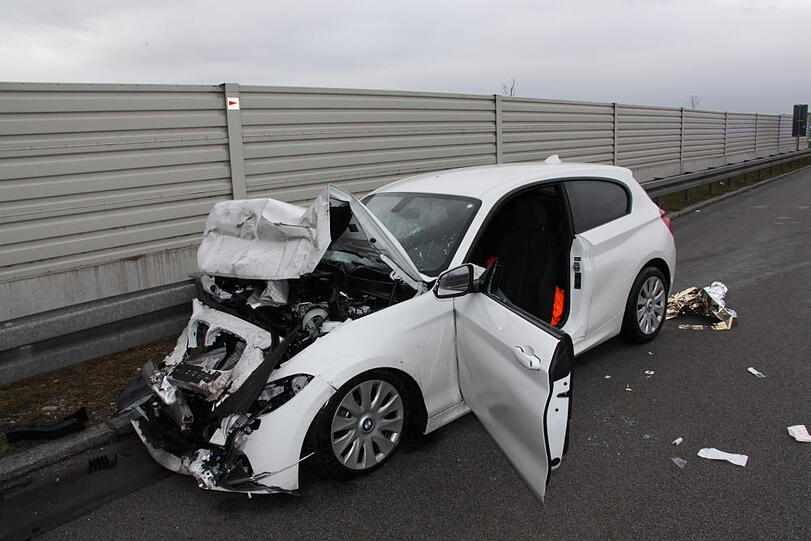 Bei dem schweren Unfall auf der A94 bei Ampfing werden die zwei Fahrer verletzt.