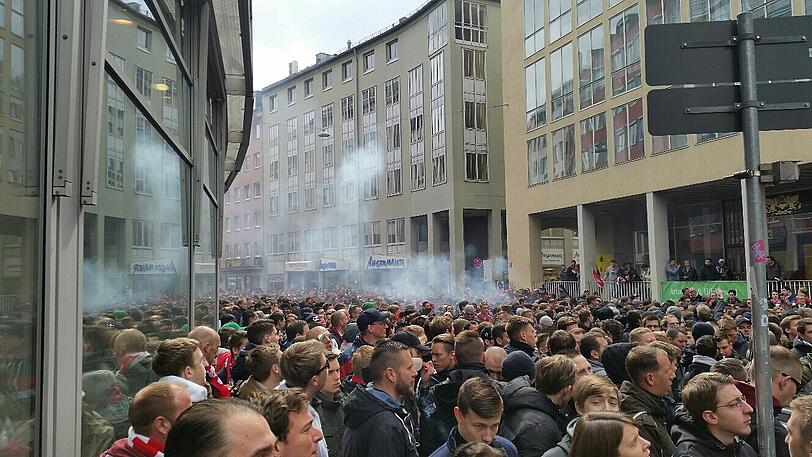 Amateur-Derby: FC Bayern II gegen den TSV 1860 II - Fans treffen sich in den Innenstadt. Die Bilder...