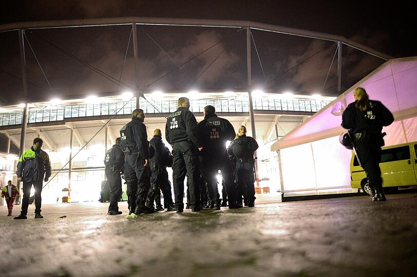 Das Fußball-Länderspiel in Hannover zwischen Deutschland und den Niederlanden ist am Dienstagabend abgesagt worden. Es bestand die Gefahr eines Sprengstoff-Anschlags. "Wir haben konkrete Hinweise gehabt, dass jemand im Stadion einen Sprengsatz zünden wollte", sagte Hannovers Polizeipräsident Volker Kluwe. Die Bilder...
