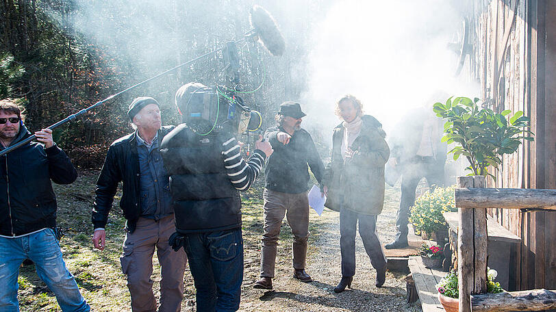 Das Drehteam von "Sturm der Liebe" mit Melanie Wiegmann (r.)