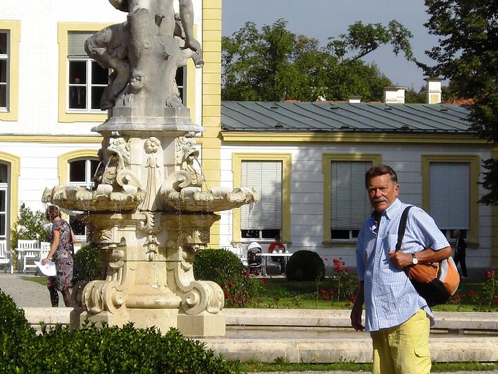 BA-Mitglied Karl Hirsch, nicht am Ratzingerplatz, sondern vor dem Schloss Fürstenried - auch hier ist der Bezirksausschuss 19 zuständig. Genauso wie in Solln, Obersendling, Forstenried und Thalkirchen.