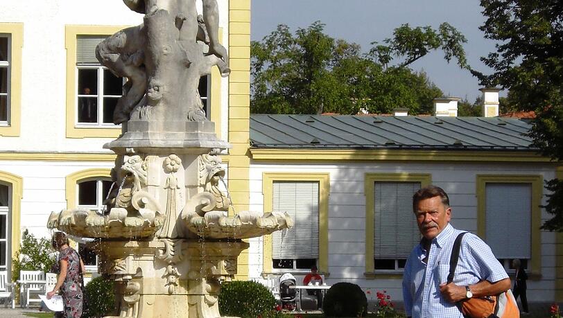 BA-Mitglied Karl Hirsch, nicht am Ratzingerplatz, sondern vor dem Schloss Fürstenried - auch hier ist der Bezirksausschuss 19 zuständig. Genauso wie in Solln, Obersendling, Forstenried und Thalkirchen. BA-Mitglied Karl Hirsch, nicht am Ratzingerplatz, sondern vor dem Schloss Fürstenried - auch hier ist der Bezirksausschuss 19 zuständig. Genauso wie in Solln, Obersendling, Forstenried und Thalkirchen.