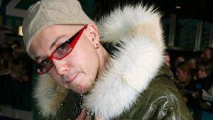 DJ Tomekk flog 2008 aus der dritten Staffel der RTL-Show, weil er auf einem Privatvideo mit Hitlergruß zu sehen war. Die Verantwortlichen nahmen ihn ohne Erklärung sofort aus der Sendung. Auch seine nachträgliche Entschuldigung, es habe sich lediglich um einen "dummen Witz" gehandelt, brachten ihn nicht wieder zurück ins Camp.