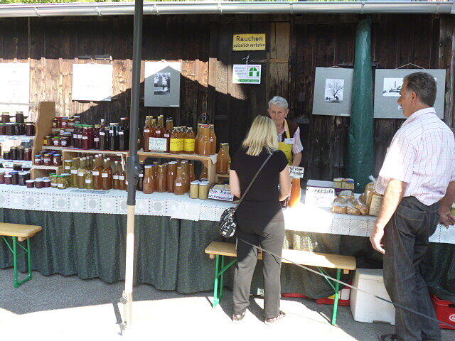 Beim Ramersdorfer Hofmarkt gleich gegenüber der Kirche gibt es viel zu sehen - und zu schmecken.