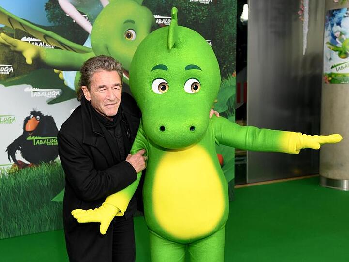 Peter Maffay steht neben einem Darsteller im Kostüm des Drachen Tabaluga. Foto: Tobias Hase