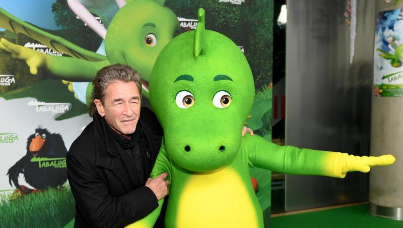 Peter Maffay steht neben einem Darsteller im Kostüm des Drachen Tabaluga. Foto: Tobias Hase Peter Maffay steht neben einem Darsteller im Kostüm des Drachen Tabaluga. Foto: Tobias Hase