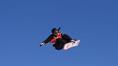 Snowboarderin Annika Morgan hat sich für das Big-Air-Finale qualifiziert.