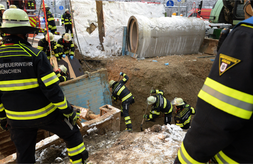 Die Münchner Feuerwehr musste am Donnerstagnachmittag einen verschütteten Bauarbeiter ausgraben.