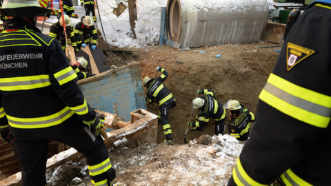 Die Münchner Feuerwehr musste am Donnerstagnachmittag einen verschütteten Bauarbeiter ausgraben.