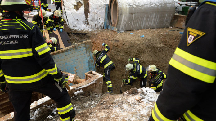 Die Münchner Feuerwehr musste am Donnerstagnachmittag einen verschütteten Bauarbeiter ausgraben.