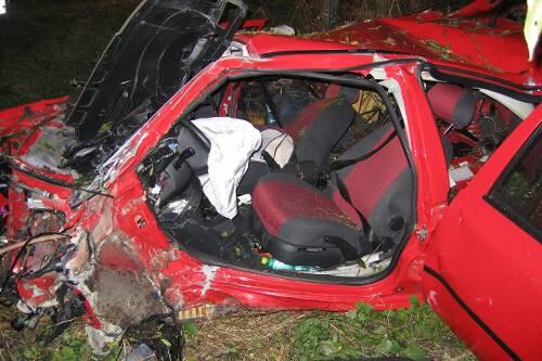 Der Skoda ist nur noch ein Schrotthafuen - die Insassen, zwei Maurer, waren sofort tot.