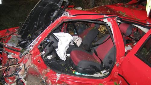 Der Skoda ist nur noch ein Schrotthafuen - die Insassen, zwei Maurer, waren sofort tot. Der Skoda ist nur noch ein Schrotthafuen - die Insassen, zwei Maurer, waren sofort tot.