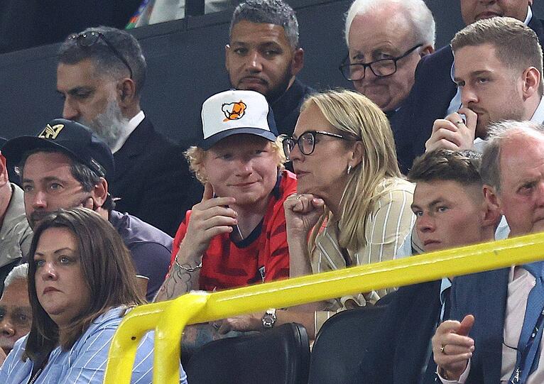 Weltstar beim Halbfinale: Sänger und Songreiter Ed Sheeran unterstützte seine Mannschaft gegen die Niederlande.