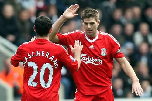 Beim 5:1 seines FC Liverpool feierte Steven Gerrard noch, hier mit Javier Mascherano. Wenige Stunden später wurde er verhaftet.