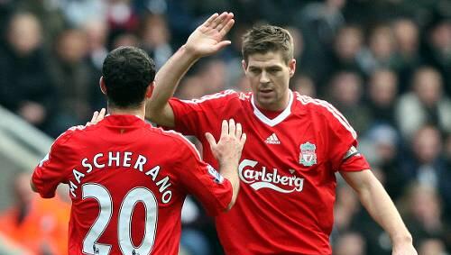 Beim 5:1 seines FC Liverpool feierte Steven Gerrard noch, hier mit Javier Mascherano. Wenige Stunden später wurde er verhaftet. Beim 5:1 seines FC Liverpool feierte Steven Gerrard noch, hier mit Javier Mascherano. Wenige Stunden später wurde er verhaftet.