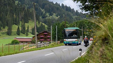 Der Bergbus des Münchner Verkehrsverbunds (MVV), hier im Tiroler Ursprungtal unterwegs, soll auch in diesem Jahr Wanderer und Bergsportler in die Alpen bringen.