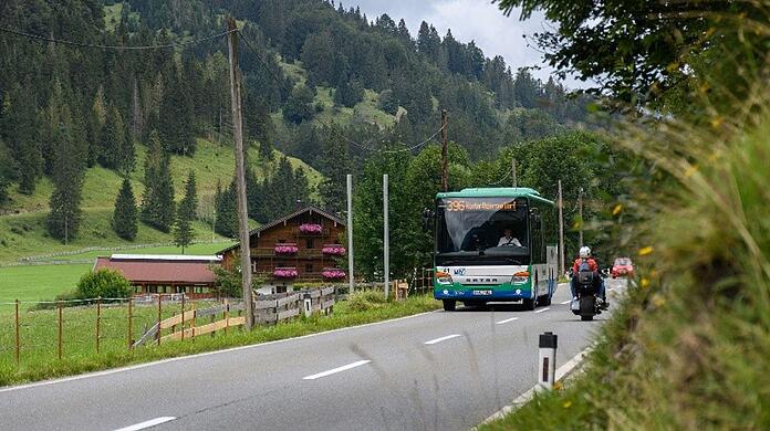 Der Bergbus des Münchner Verkehrsverbunds (MVV), hier im Tiroler Ursprungtal unterwegs, soll auch in diesem Jahr Wanderer und Bergsportler in die Alpen bringen.