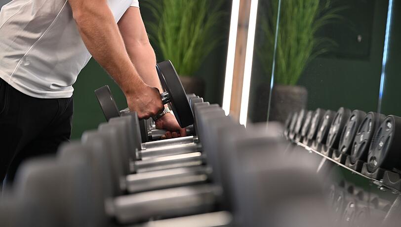 Ran an die Hanteln: Deutschlands Fitnessstudios haben immer mehr Mitglieder - aber kommen die auch immer? (Archivbild)