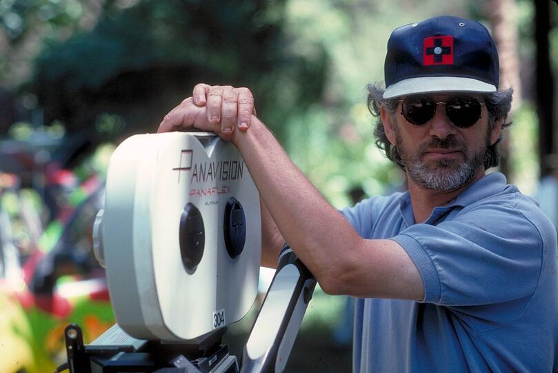 Geistiger Vater der „Experience“: Steven Spielberg an seiner Panaflex-Kamera am Set von „Jurassic Park“ 1993. Geistiger Vater der „Experience“: Steven Spielberg an seiner Panaflex-Kamera am Set von „Jurassic Park“ 1993.