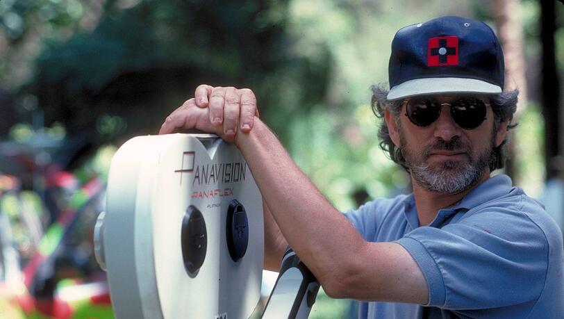 Geistiger Vater der „Experience“: Steven Spielberg an seiner Panaflex-Kamera am Set von „Jurassic Park“ 1993. Geistiger Vater der „Experience“: Steven Spielberg an seiner Panaflex-Kamera am Set von „Jurassic Park“ 1993.