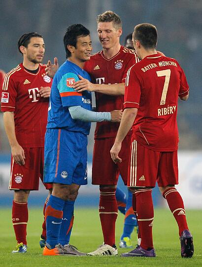 Bayern München hat das Testspiel gegen die Nationalmannschaft von Indien leicht und locker mit 4:0 (4:0) gewonnen. Gomez, Schweinsteiger und Müller trafen für die Münchner. Die Bilder vom Spiel!