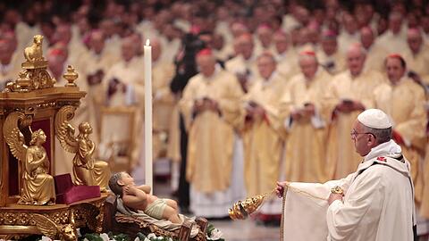 Papst Franziskus feiert im Petersdom in Rom erstmals die Christmette - die Bilder.