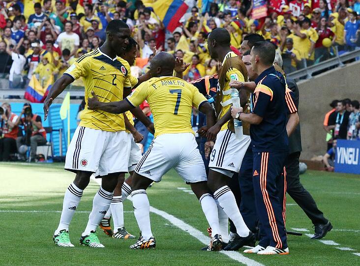 Pablo Armero lädt zum Tanz. So freut sich Kolumbien über die 1:0 Führung gegen Griechenland.