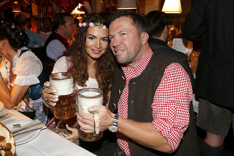 Lothar Matthäus mit seiner Verlobten Anastasia im Käferzelt.