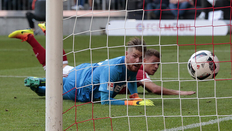 1. Oktober 2016: Joshua Kimmich erzielt gegen Kölns Keeper Timo Horn (vorne) die 1:0-Führung für den FC Bayern. Endstand 1:1.