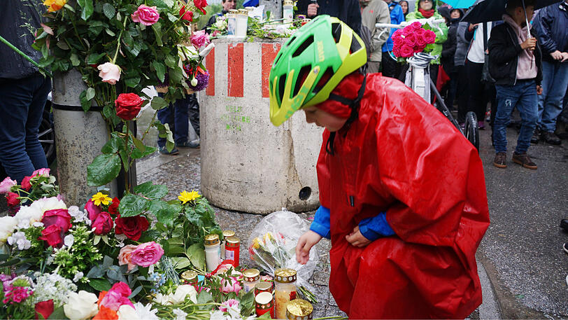 Rund 250 Menschen haben am Dienstagabend um den getöteten Elfjährigen getrauert. Die emotionalen Bilder.
